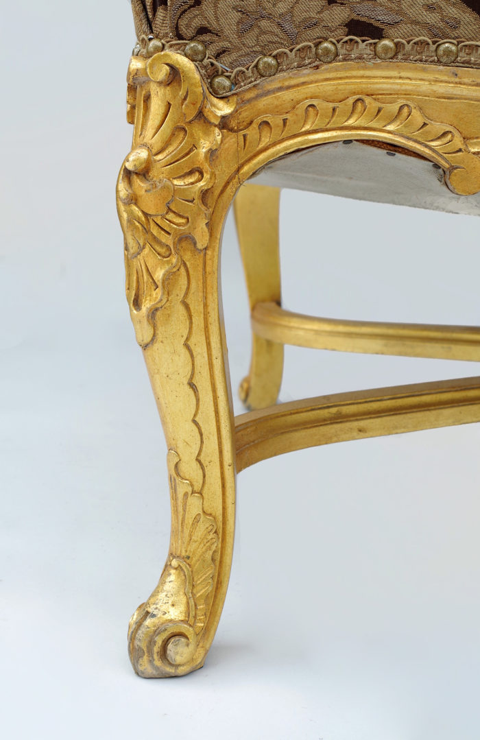 Paire fauteuils régence doré détail