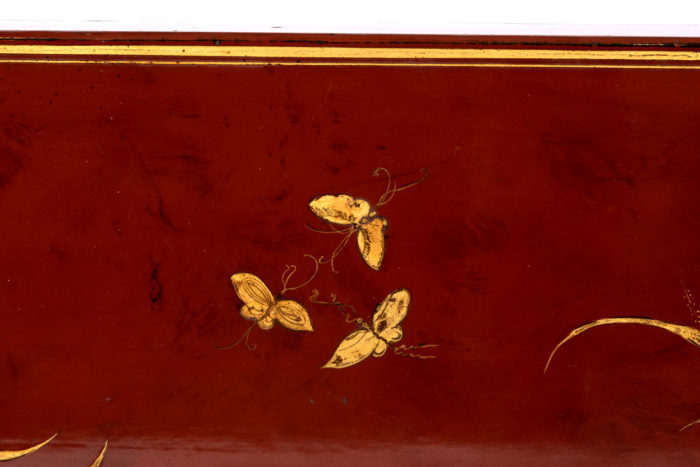 table basse laquée rouge détail papillons 2