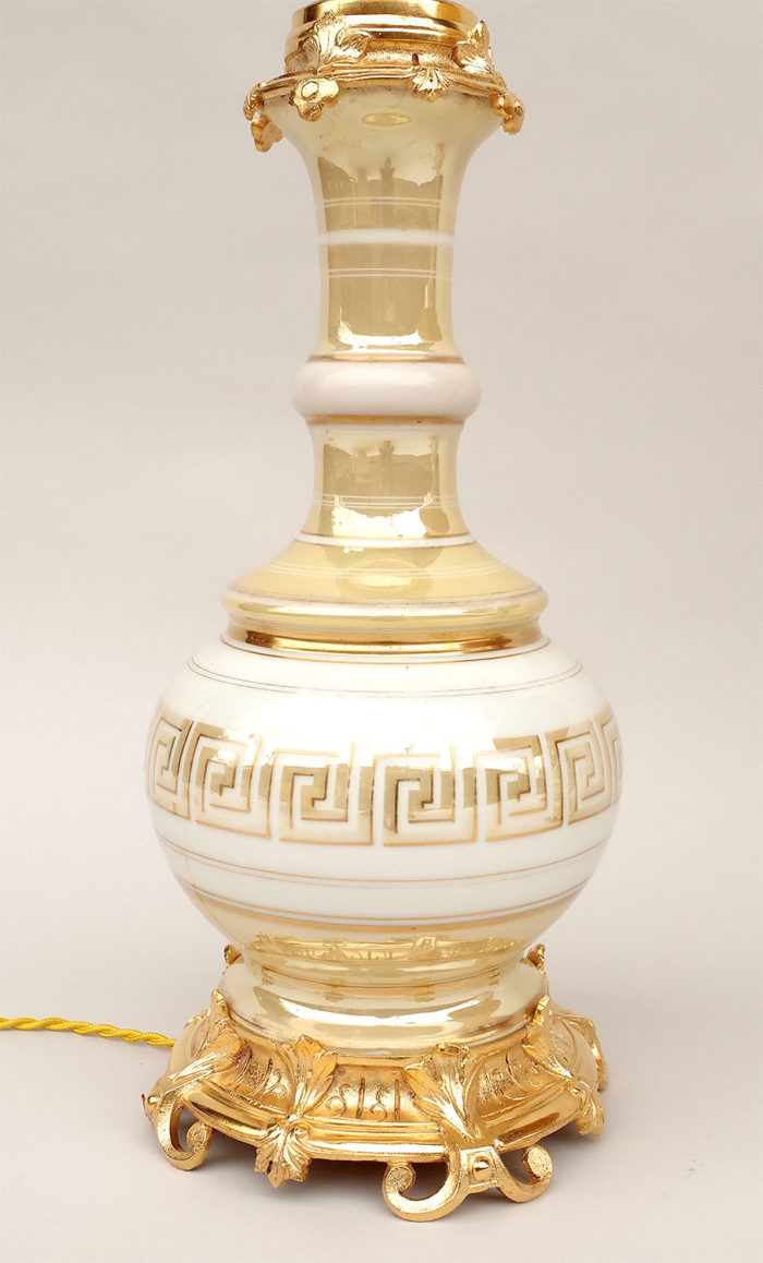 lampe porcelaine irisée creme or grecques