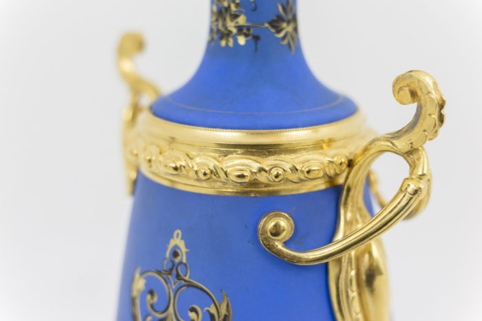 lampe porcelaine bleue poignee etrusque