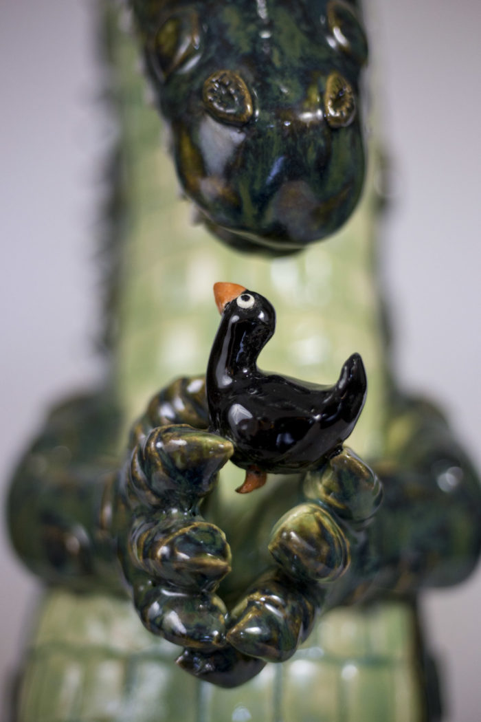 valérie courtet sculpture crocodile petit oiseau noir