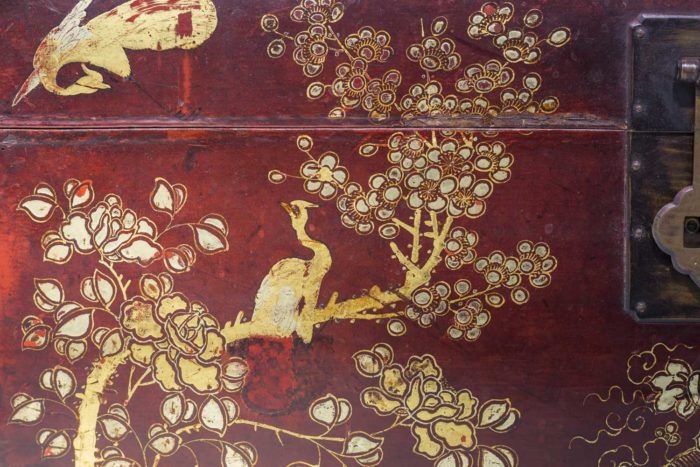 coffre chinois bois laqué rouge et or décor