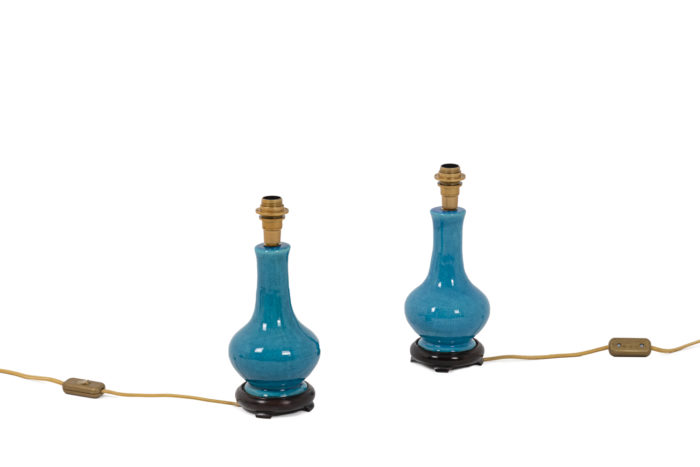 Lampes Lampes en porcelaine craquelée bleu, Pol Chambost, vues d'ensemble sans abat-jour
