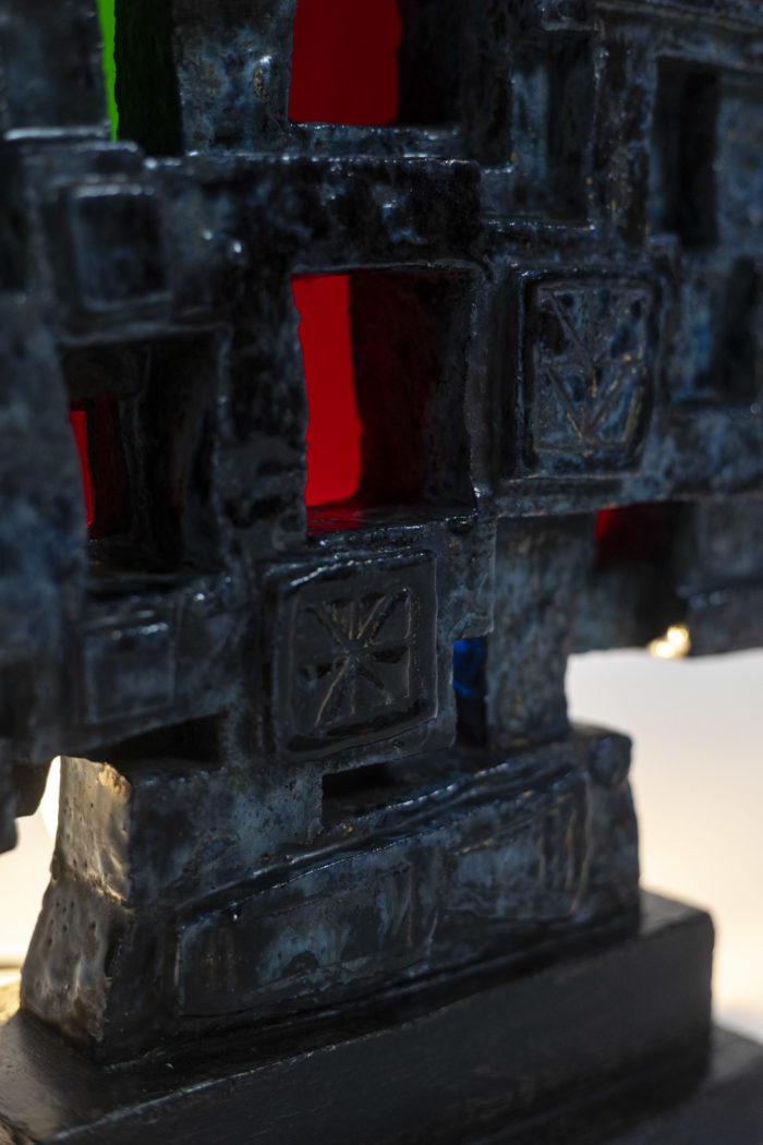 Auguste Harzic, sculpture cube en céramique et verres colorés retro éclairé, 1968 - détail bis