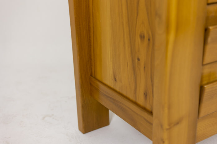 Commode haute en orme blond ouvrant par 5 tiroirs, attribuée à Maison Regain, années 1970 - bas du meuble