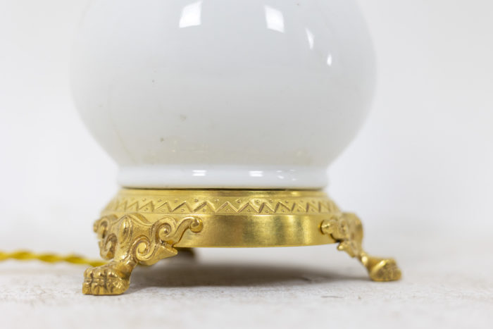 Paire de lampes en porcelaine de couleur blanche et bronze doré et ciselé - base en bronze doré et ciselé