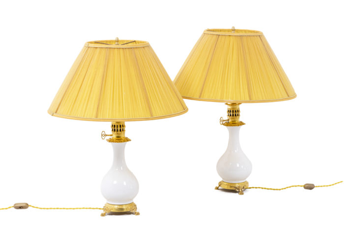 Paire de lampes en porcelaine de couleur blanche et bronze doré et ciselé - la paire