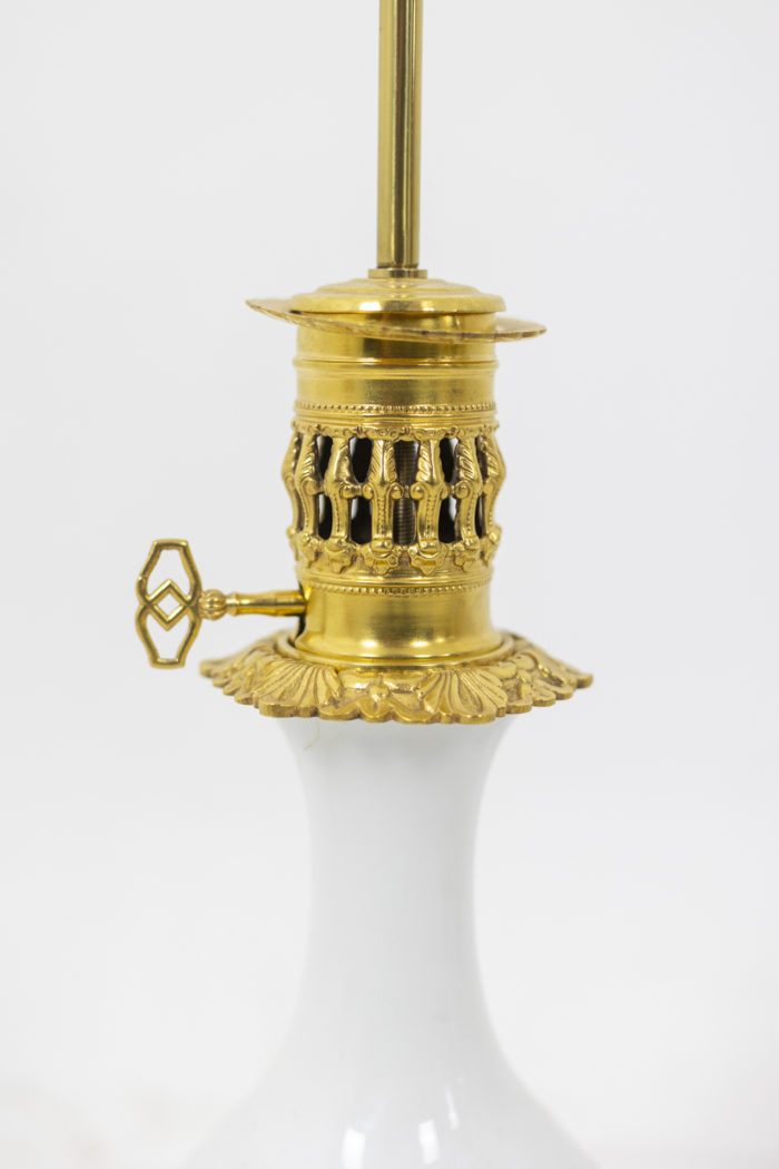 Paire de lampes en porcelaine de couleur blanche et bronze doré et ciselé - monture ajourée
