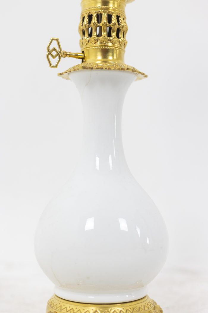 Paire de lampes en porcelaine de couleur blanche et bronze doré et ciselé - porcelaine de couleur unie