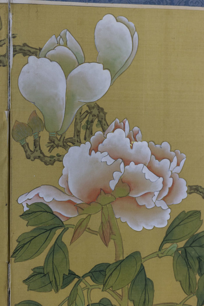 Panneau peint sur soie aux motifs de pivoines et oiseaux, Japon, Années 1950 -