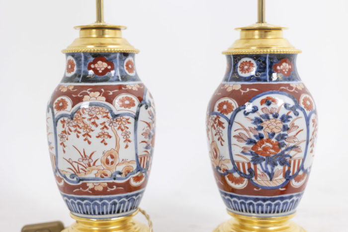Pair of lamps in Imari porcelain and gilt bronze, circa 1880 - profile et face