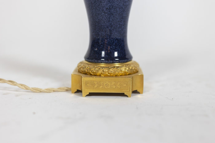 Lampe en porcelaine bleue et bronze - base