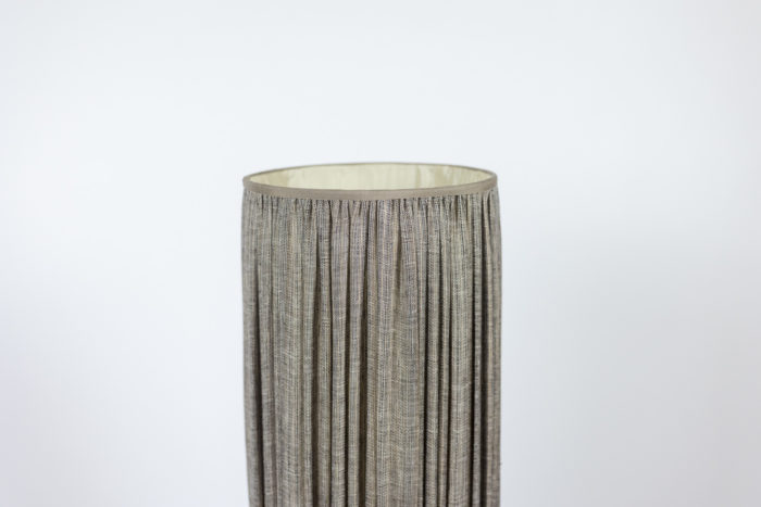 Lampe en fer forgé dans le style de Jean Touret - mise en scène avec abat-jour