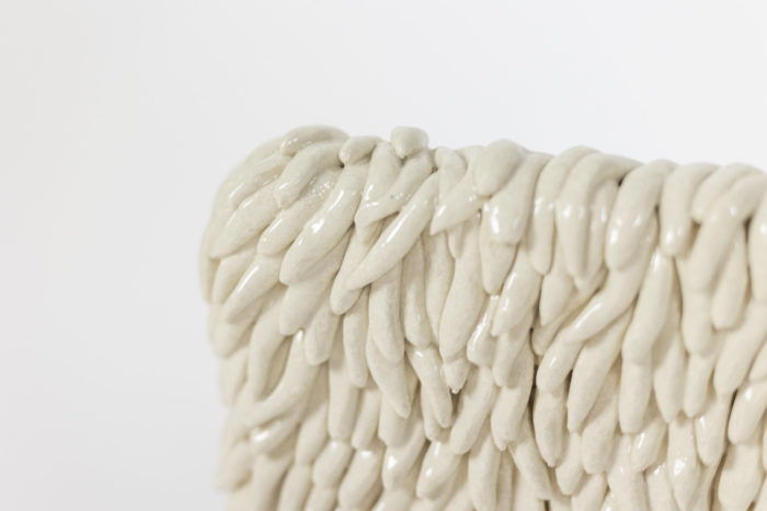 Valérie Courtet, Textured ceramic plate, contemporary work - focus