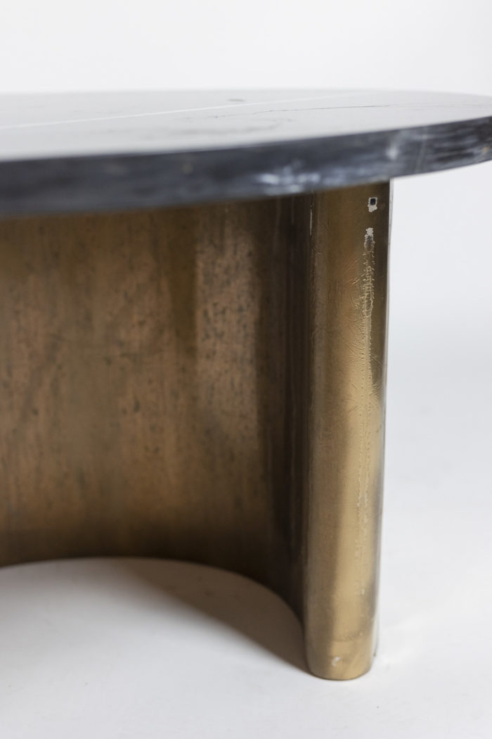 Table basse en laiton et marbre de forme haricot - piètement bis
