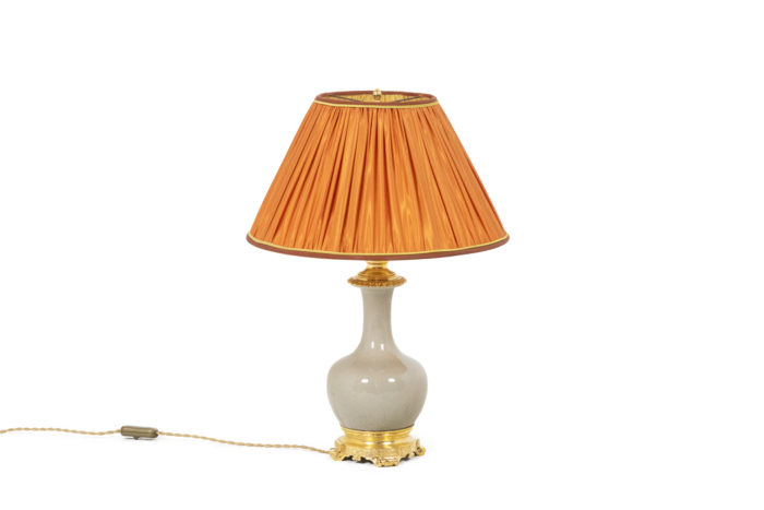 Lampe en porcelaine céladon et bronze doré - avec abat-jour