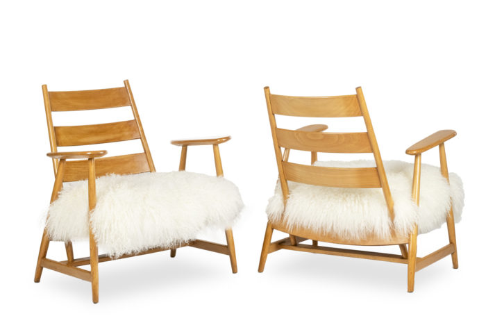 Pair of “lounge” armchairs in blond beech. 1950s- la paire mise en scène