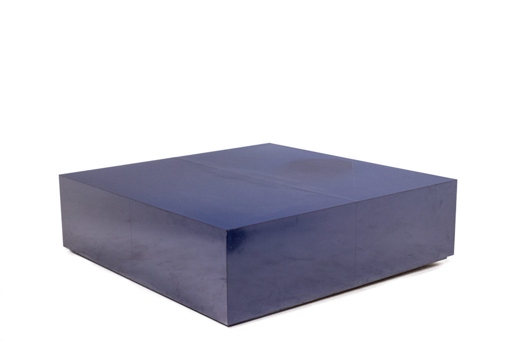 Maison Jansen. Table basse bleue de forme carrée. Années 1970.