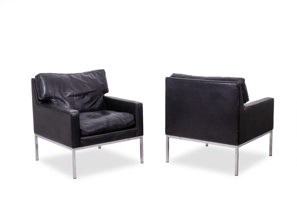 Paire de fauteuils en cuir noir et métal chromé. Années 1970.