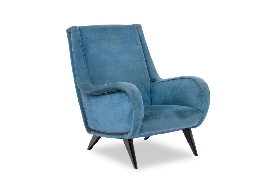 Fauteuil en velours bleu, piètement en hêtre. Années 1950.