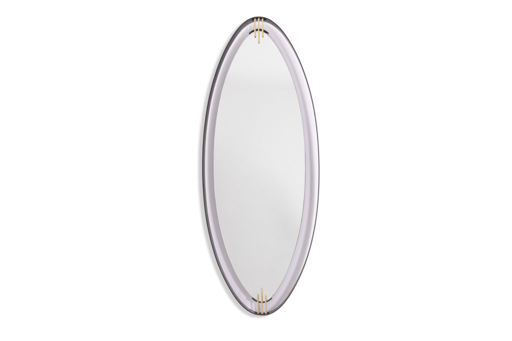 Miroir en laiton laqué et patiné, de forme ovoïde. Années 1950/60.